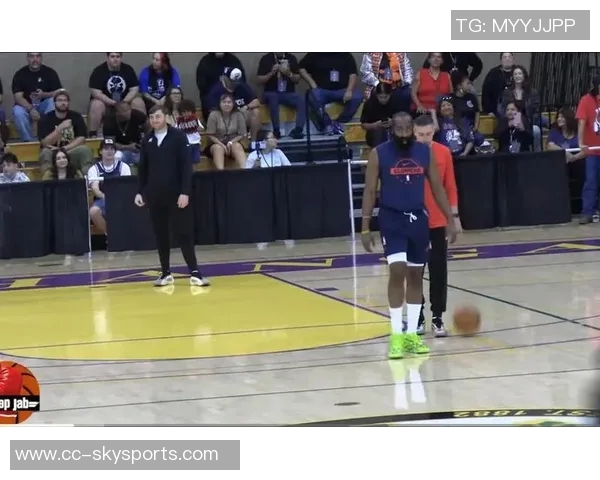 快船今日训练精彩瞬间小卡持球卢指导跑位哈登投篮比尔运球展现默契 快船今日训练精彩瞬间小卡持球卢指导跑位哈登投篮比尔运球展现默契