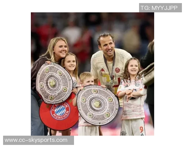 性感女歌手与凯恩同框合影亮相拜仁晚宴引发热议 性感女歌手与凯恩同框合影亮相拜仁晚宴引发热议