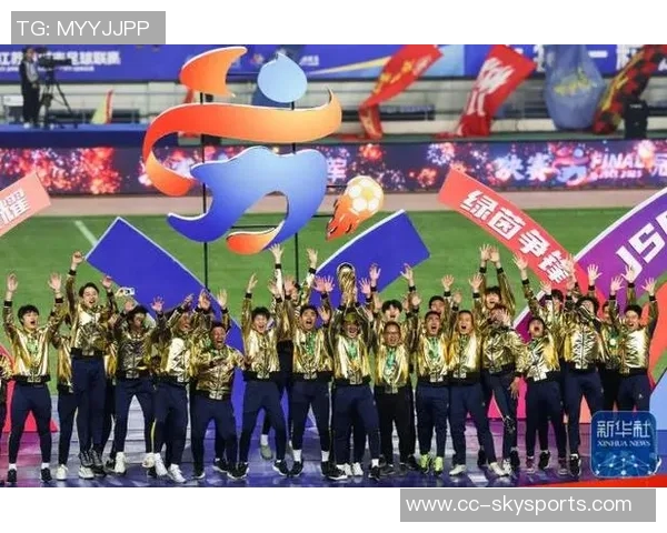 泰州首届苏超夺冠后迅速建设冠军奖杯打卡点吸引众多球迷前来留影 泰州首届苏超夺冠后迅速建设冠军奖杯打卡点吸引众多球迷前来留影