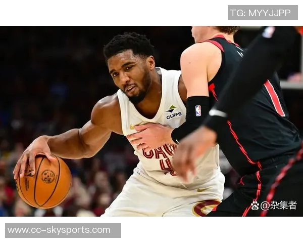 米切尔半场表现平平仅得13分3助攻失误和犯规影响发挥