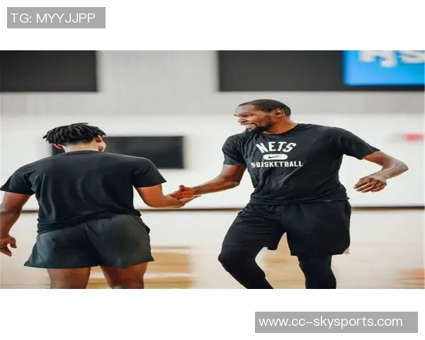 重返布鲁克林杜兰特赛前温情拥抱蔡老板夫人吴明华展现友谊与情谊